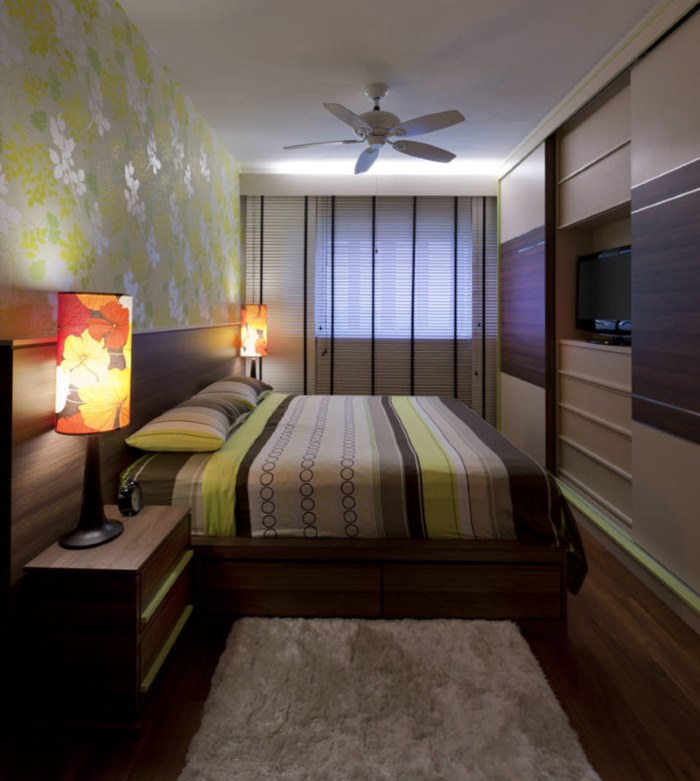 Lampes sur les tables de chevet dans la chambre à coucher 12 mètres carrés