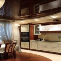 exemple d'un plafond intérieur inhabituel dans la photo de la cuisine