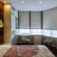 Stores sur les fenêtres à l'intérieur de la chambre 12 mètres carrés