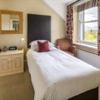 Une chambre confortable dans le grenier d'une maison de campagne