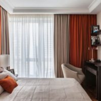 Décoration des fenêtres et des murs avec des nuances sombres dans la chambre 12 m²