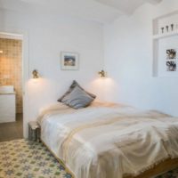 Stores blancs à l'intérieur de la chambre 12 m²