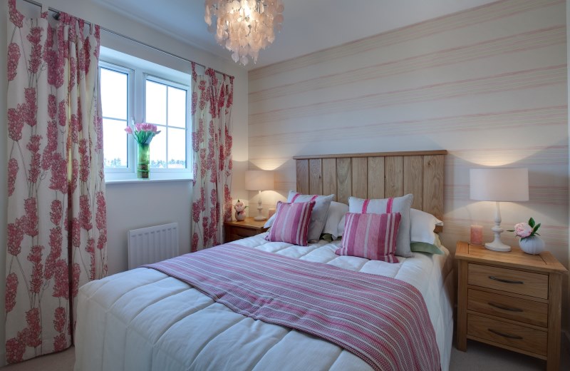 Habiller la chambre à coucher de 12 mètres carrés avec des textiles colorés