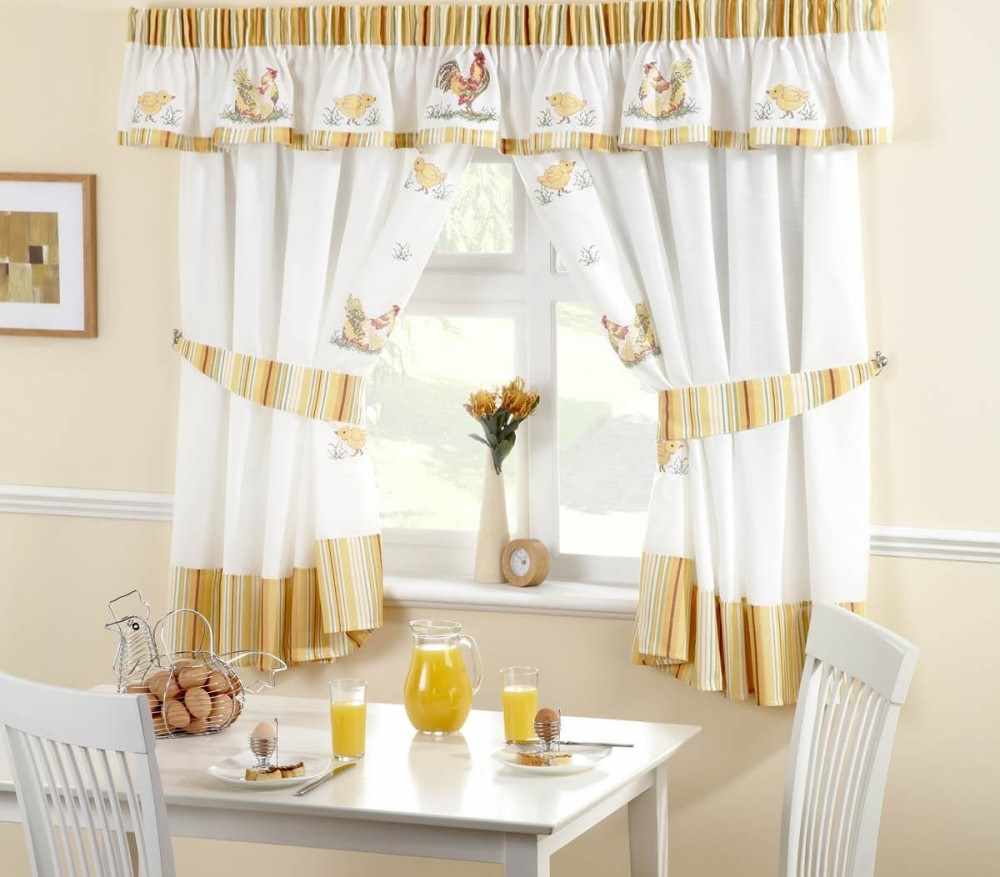 variante de décoration de fenêtre inhabituelle dans la cuisine