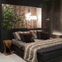 Un exemple de conception inhabituelle de conception de mur dans une photo de chambre à coucher