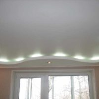 Un exemple de plafond intérieur lumineux dans la photo de la cuisine