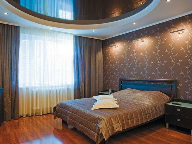 Chambre 12 mètres carrés avec un plafond de miroir extensible