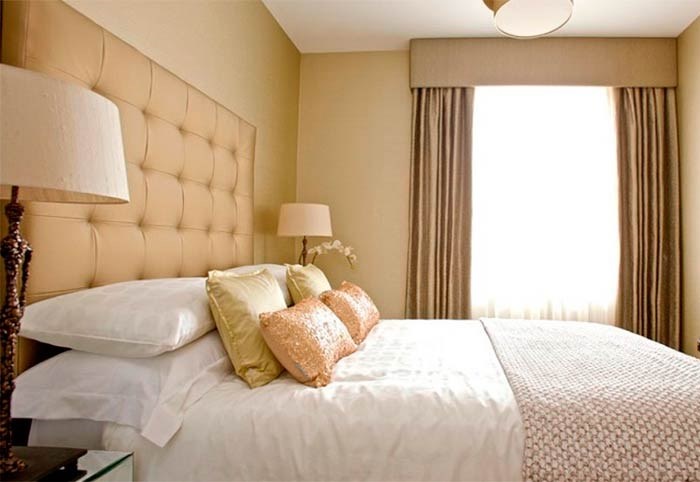 Soulignant la tête du lit avec une décoration murale contrastante dans la chambre 12 m²