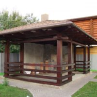 Gazebo de jardin avec un poêle en brique dans le coin du chalet