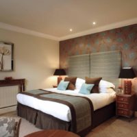 Intérieur de chambre confortable avec mobilier sombre