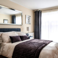 Miroir sur la tête du lit