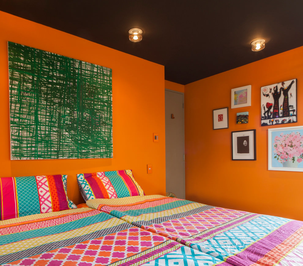 Couleurs orange et marron foncé dans la chambre pour jeunes