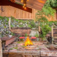 Feu de camp dans une cour privée