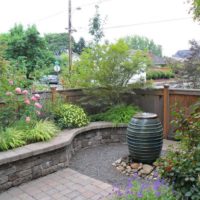 Lit de fleurs en pierre devant la porte dans la cour