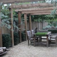 Pergola en bois au-dessus du coin salon