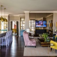 Chaise lavande à l'intérieur du salon