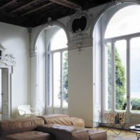 Decoration of door and horse doorways with stucco molding