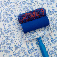 Decorating the wallpaper with a screen roller