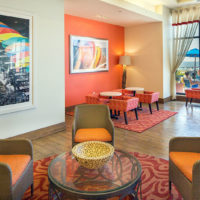 Nuances d'orange à l'intérieur du salon