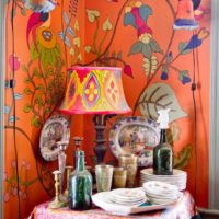 Papier peint orange et socle d'angle