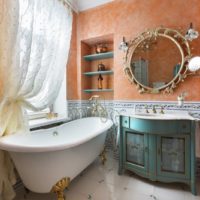 Couleur orange à l'intérieur de la salle de bain