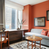 Couleurs gris et orange à l'intérieur d'une chambre