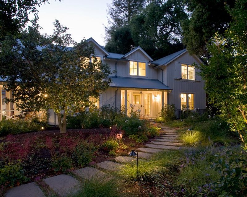 Mise en évidence de l'allée de jardin et du porche d'une maison de campagne