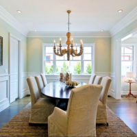 Embossed moldings in the design of the living room