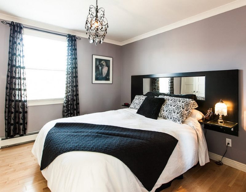 Lumière naturelle brillante dans une chambre à la décoration sombre