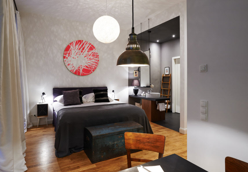 Murs clairs et rideaux beiges dans le design de la chambre