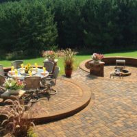 Un endroit pour se détendre sur une zone pavée