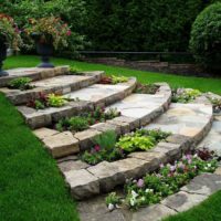 Marches en pierre sur la pente du site