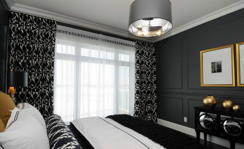 Accents jaunes dans la chambre noire