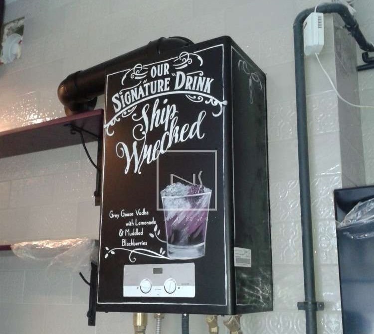 Chaudière à gaz noire avec inscriptions sur le mur de la cuisine