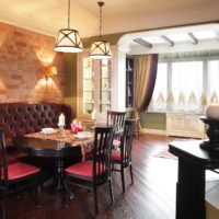 Meubles sombres dans le salon d'une maison privée