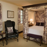 Textile coloré dans le design d'une chambre classique