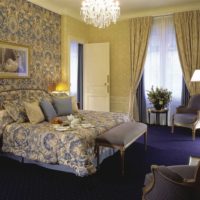 Sol violet foncé à l'intérieur de la chambre