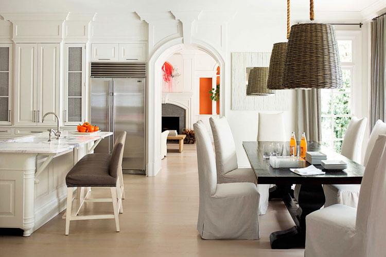 Lampes de tiges de saule à l'intérieur de la salle à manger