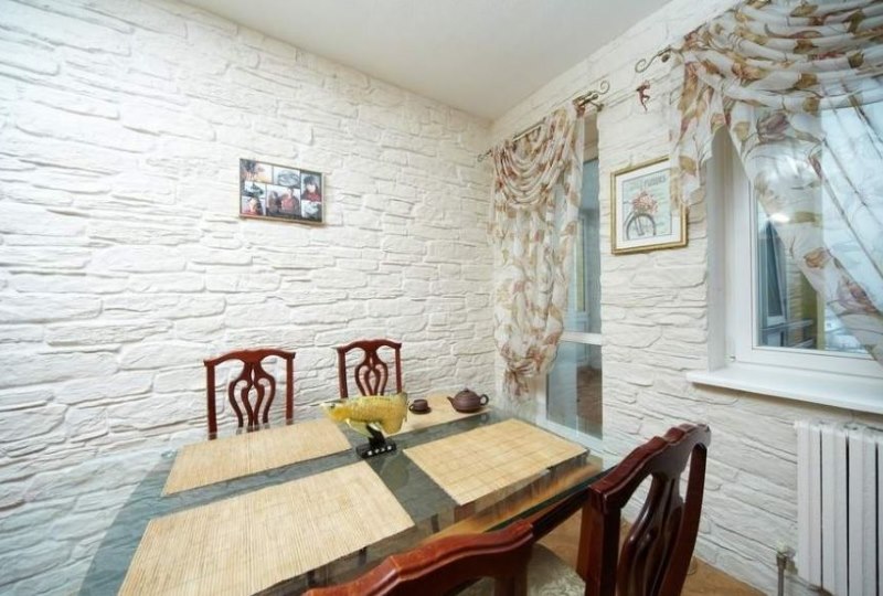 Décoration murale dans la cuisine avec pierre artificielle décorative