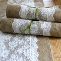 Nappe pour la table de cuisine en toile de jute et dentelle