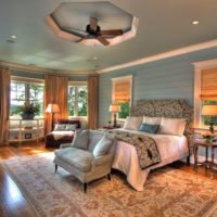 Chambre spacieuse d'une maison privée avec rideaux en toile de jute