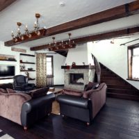 Canapés sombres sur le sol noir du salon