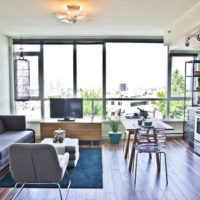 Deux tables dans une salle à manger divisée