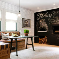 Brickwork sur le mur à la table à manger