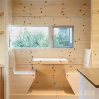 Salle à manger minimaliste en contreplaqué