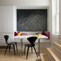 Chaises noires à une table blanche