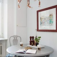 Lampe originale sur la table à manger