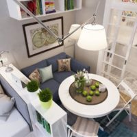 Vue de dessus de la salle à manger avec une table ronde