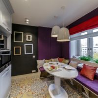 Une table avec un dessus de table ovale pour déjeuner en famille