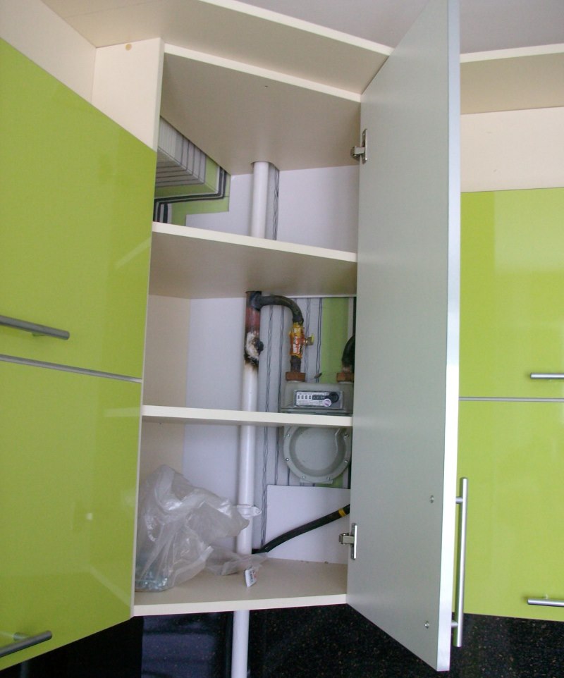 Déguisement d'un tuyau de gaz à l'intérieur d'une cuisine